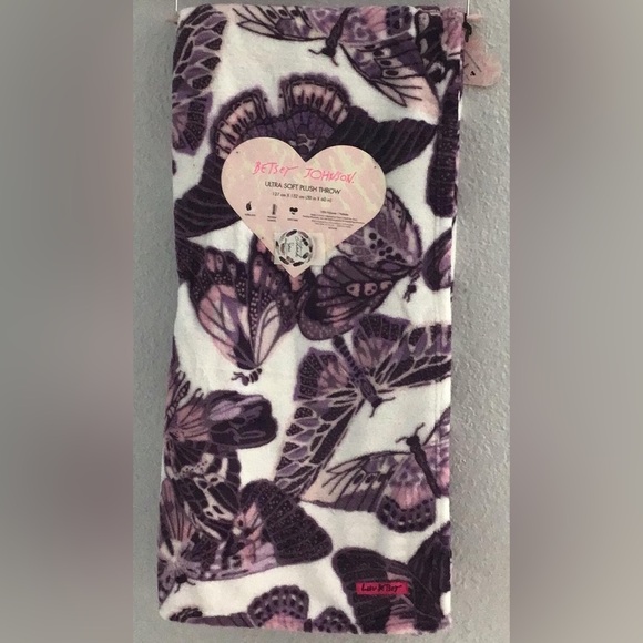 Betsey Johnson blanket and earring set - Picture 14 of 16